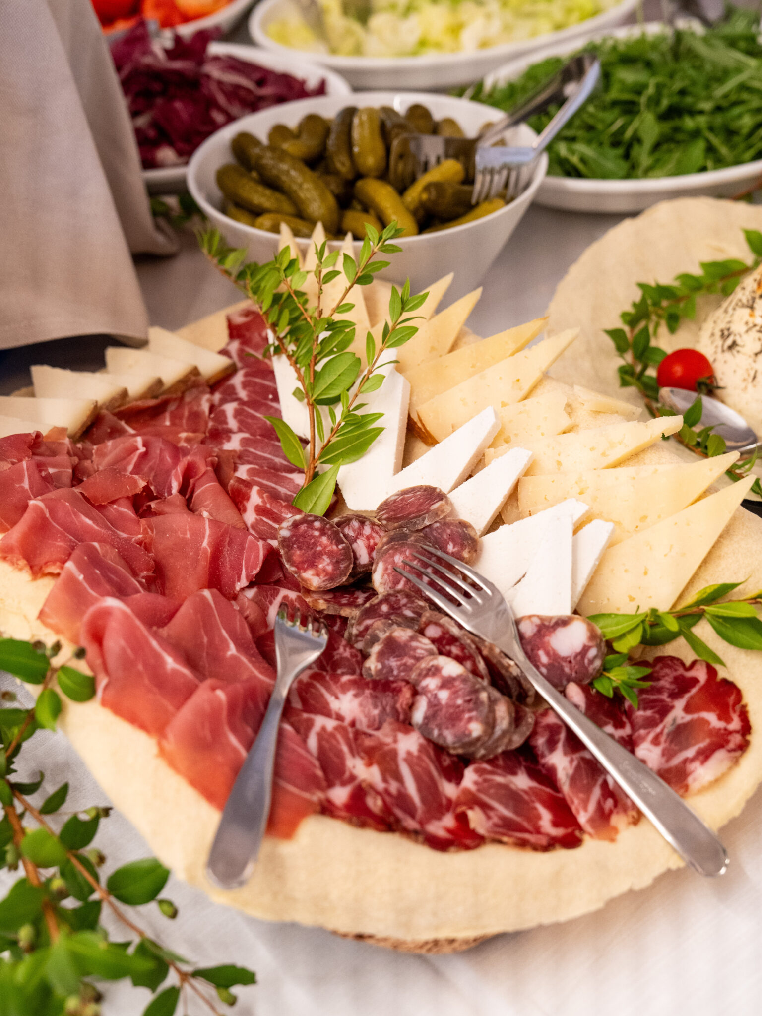 Selezione di salumi e formaggi al buffet di S’Arena Beach