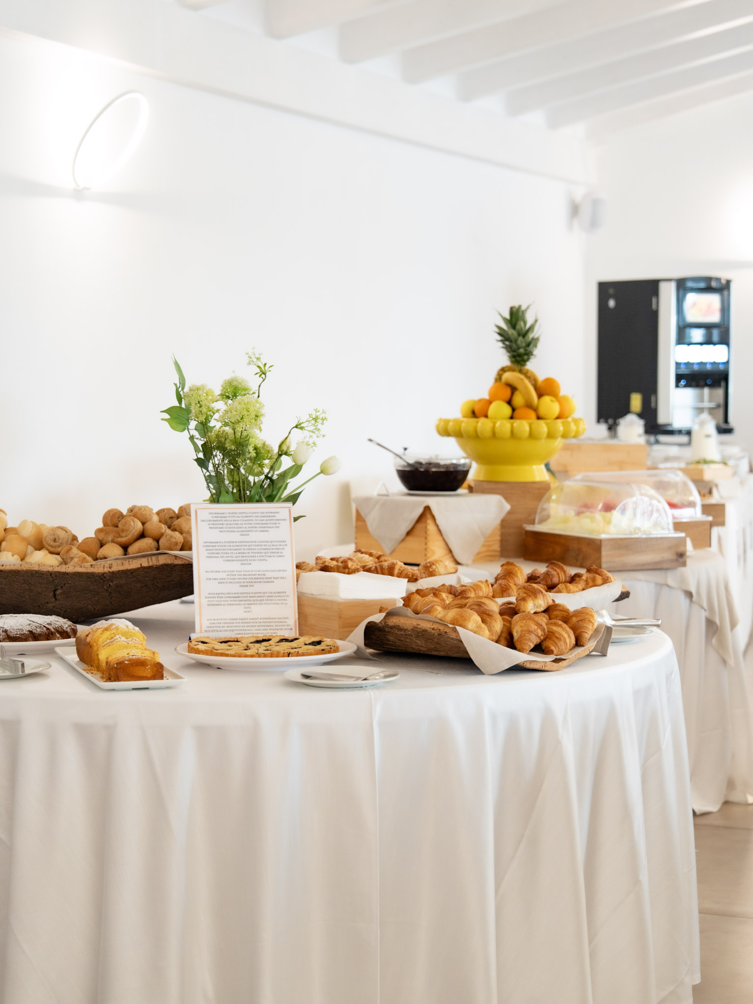 Buffet della colazione nella sala luminosa di S’Arena Beach